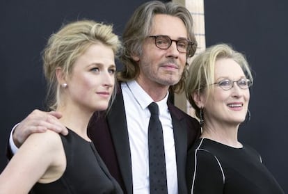 Los actores Mamie Gummer, Rick Springfield y Meryl Streep.