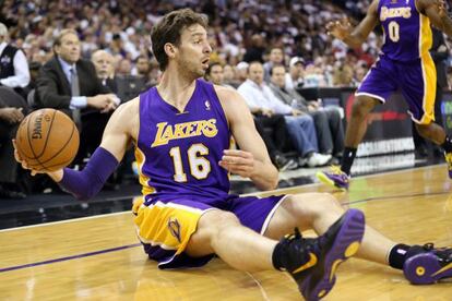 Pau Gasol, en el suelo, durante un partido.