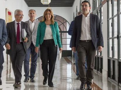 La presidenta de la Junta, Susana D&iacute;az, rodeada de su equipo.
 