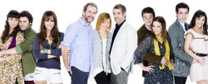 En el centro, Guillermo Toledo, Pilar Castro y Adrià Collado, rodeados por otros intérpretes de <i>Cuestión de sexo. </i>