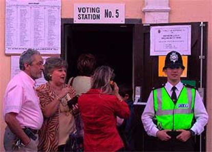 Un policía monta guardia junto a un colegio electoral en Gibraltar.