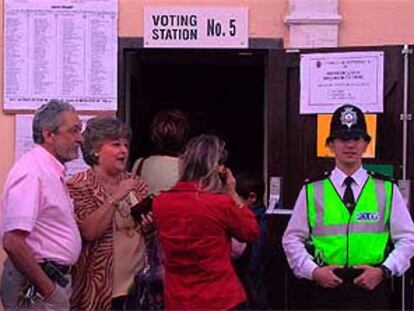 Un policía monta guardia junto a un colegio electoral en Gibraltar.