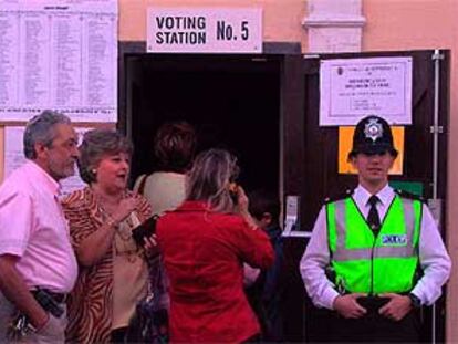 Un policía monta guardia junto a un colegio electoral en Gibraltar.