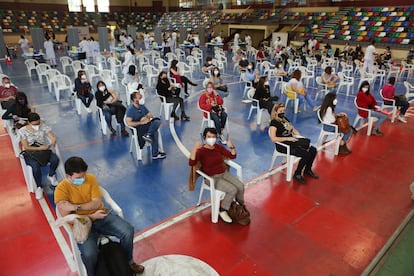 Docentes a la espera de recibir la vacuna de AstraZeneca en un pabellón municipal de Elche.