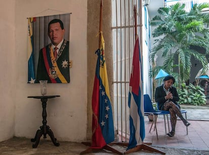 Una mujer junto al cuadro del presidente venezolano Hugo Chávez en la Casa Museo de Simón Bolívar en La Habana (Cuba).