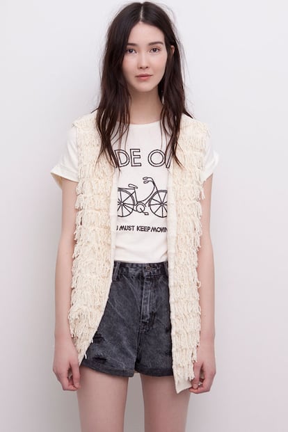 Aquí lo tenemos, versionado por Pull & Bear por 29,99 euros.