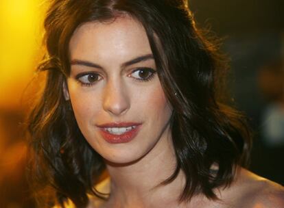 12.000 dólares por la actriz Anne Hathaway
Tres admiradores de la actriz estadounidense Anne Hathaway (<i>Rachel Getting Married</i>) pagaron 12.000 dólares por pasar un rato con ella en un acto solidario celebrado en Los Ángeles según informó la revista <i>People</i>. Los seguidores de Hathaway fueron los que pujaron más alto por su compañía y por tomarse unas bebidas con ella en el marco de una subasta con motivo de la gala <i>Cracked X-mas Fundraiser</i> para recoger fondos de ayuda a los jóvenes homosexuales con problemas.