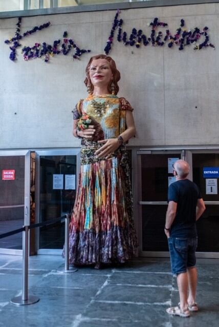 La 'geganta', creada por Montesinos inspiarada en Carmen Alborch, que da la bienvenida en la exposición.