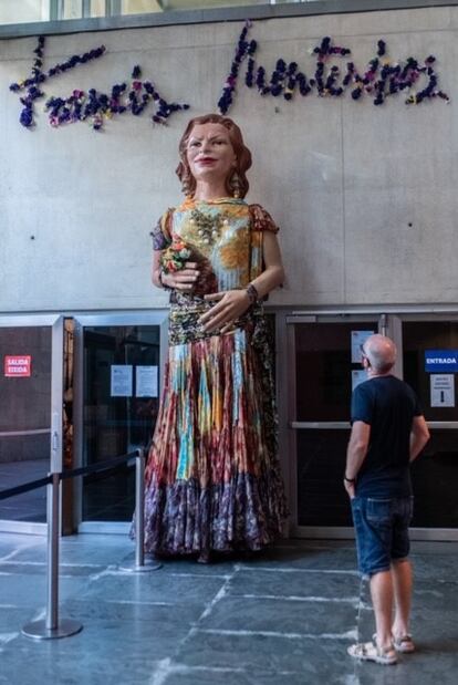 La 'geganta', creada por Montesinos inspiarada en Carmen Alborch, que da la bienvenida en la exposición.