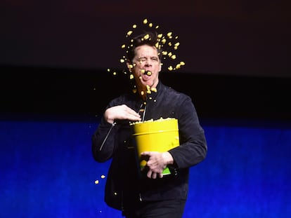 Jim Carrey bromea en el escenario de la CinemaCon de abril de 2019 en Las Vegas.