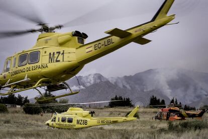 Fruto del estudio de la evolución de los incendios, la comunidad experta en la ecología del fuego ha generado el concepto de “generaciones”, precisamente para referirse a la evolución de los incendios en función del cambio de las condiciones del paisaje y del clima, que han hecho que los incendios forestales tengan dinámicas y un escenario diferente en que moverse cambiando su comportamiento. Si cambia el paisaje y si cambia el clima, cambia el comportamiento del fuego. En la imagen, helicópteros de la Brigada de Refuerzo en Incendios Forestales (BRIF) y de la Unidad Militar de Emergencias (UME) trasladan a los bomberos para trabajar en la extinción del incendio de Jubrique, Málaga.