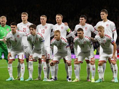 El equipo de Dinamarca posa antes de un partido.