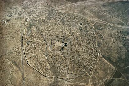 Vista aérea de la muralla de Hatra antes de su destrucción. |