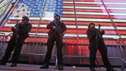 Agentes de la unidad antiterrorista, de guardia en Times Square al d&iacute;a siguiente de los atentados del 13 de noviembre en Par&iacute;s.