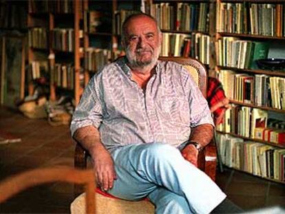 El director de cine y traductor Joaquín Jordá, en su apartamento, en Barcelona.