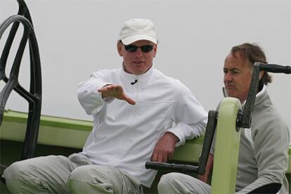 Karol Jablonski (izquierda) y Luis Doreste, ayer, en la cubierta de uno de los barcos del 'Desafío Español'.