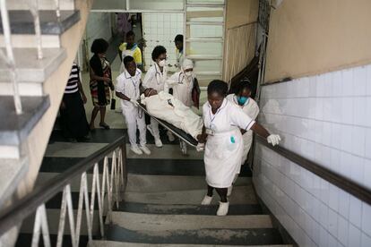 Un grupo de enfermeras trasladan a un paciente por las escaleras del edificio centras del Hospital. Hospital Central de Beira donde el personal sanitario ya ha sido vacunado contra la covid, confirma el director docente, Bonifacio Cebola.