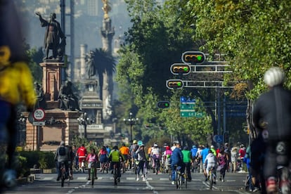 Ciclistas en el Paseo de la Reforma, en Ciudad de México.