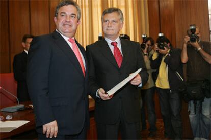 Salvador Guerrero (derecha), junto al presidente de la Diputación de Málaga, Salvador Pendón.