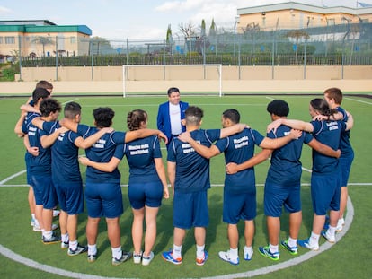 Antonio Fernández, director deportivo, con un grupo de chicos del programa 'Mucho más que fútbol'.