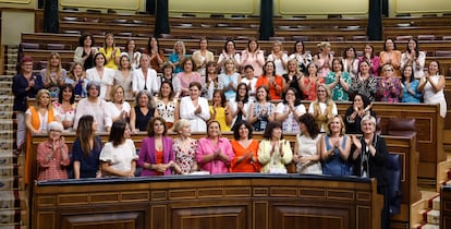Diputadas y ministras se toman una foto en el Congreso este martes tras la aprobación de la ley de Paridad.