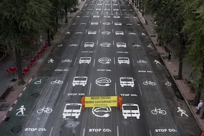 Una veintena de activistas de la organización ecologista han pintado más de 200 señales de tráfico en el suelo de la céntrica calle de Bravo Murillo, en Madrid, para pedir menos coches y menos contaminación en los núcleos urbanos.