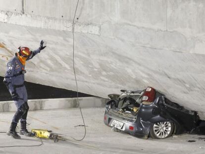 Um carro preso na estrutura do viaduto.