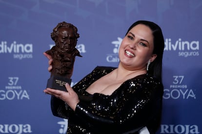 La actriz Laura Galán, tras recibir el Goya a la mejor actriz revelación por su trabajo en 'Cerdita'.