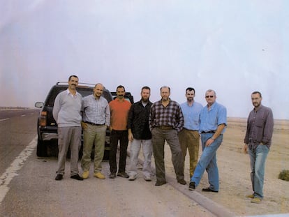 La última fotografía de los ocho agentes del CNI atacados en Irak, publicada en su día por la revista 'Tiempo.