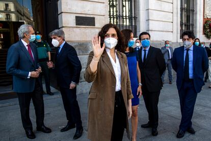 La presidenta de Madrid, Isabel Díaz Ayuso, saluda tras el minuto de silencio por las víctimas de la covid de este miércoles.