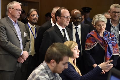 La entonces directora general de la Unesco, Irina Bokova (con un pañuelo), visita en 2017 junto al también entonces presidente de Francia, François Hollande, la sede del centro de investigación INRIA tras firmar ambas instituciones un acuerdo de colaboración para preservar y compartir el 'software' como un patrimonio cultural más.