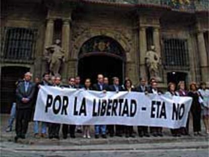 La alcaldesa y los concejales de Pamplona, ante el Ayuntamiento.