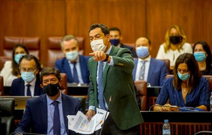 El presidente de la Junta, Juan Manuel Moreno, durante su intervención en la sesión de control al Gobierno el pasado 14 de octubre.