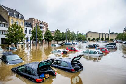 Carros flotando en una calle llena de lodo en Valkenburg, Países Bajos, en 2021.