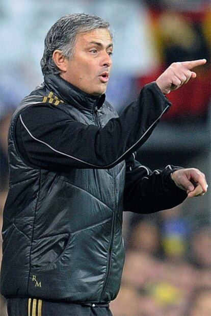 Mourinho da instrucciones durante el partido.