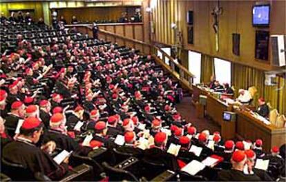 El Papa rezó ayer con los cardenales que asisten al sexto consistorio extraordinario, en la inauguración del encuentro.