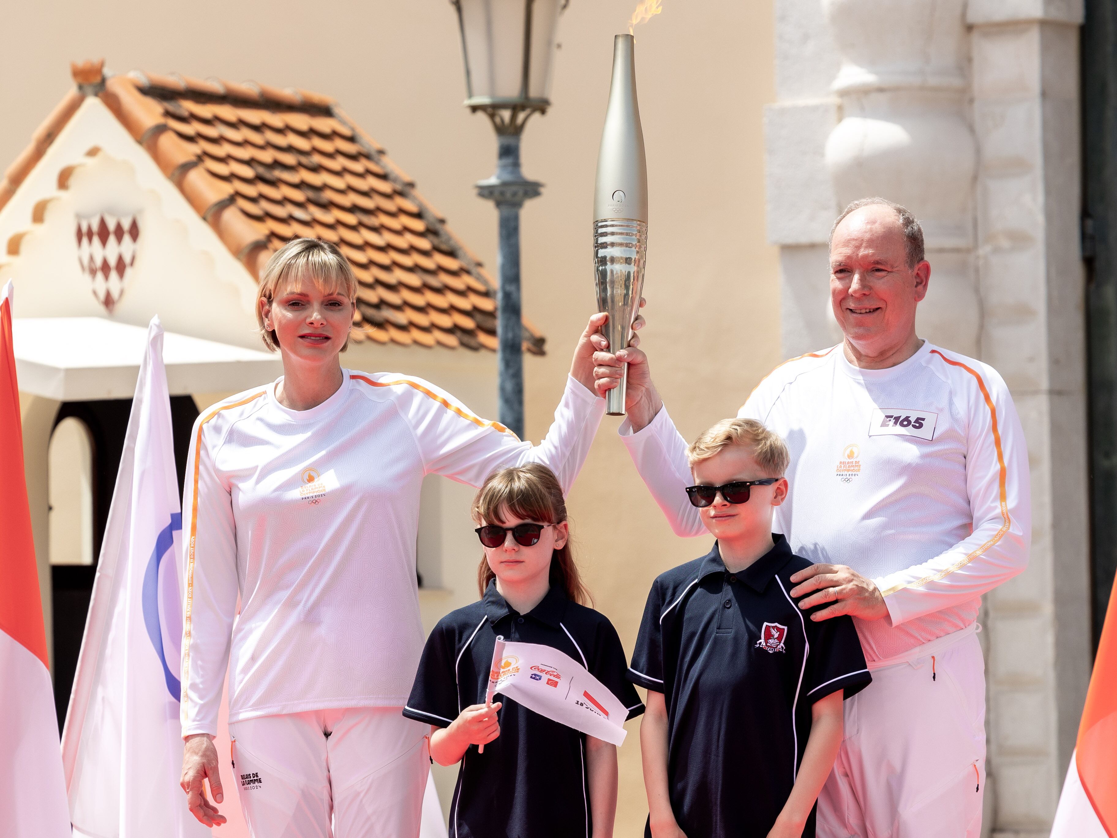 Alberto de Mónaco y sus 20 años de reinado de luces y sombras: hijos ilegítimos, matrimonio en eterna duda y escándalos judiciales 3 Charlène y Alberto de Mónaco junto a sus dos hijos, Gabriella y Jacques, en un evento con motivo de los Juegos Olímpicos de París, el 18 de junio de 2024.