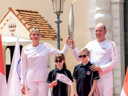 Charlène y Alberto de Mónaco junto a sus dos hijos, Gabriella y Jacques, en un evento con motivo de los Juegos Olímpicos de París, el 18 de junio de 2024.