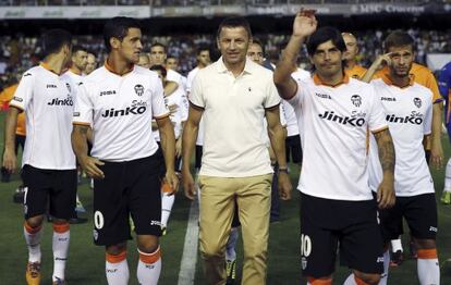 Djukic, acompañado por los jugadores del Valencia, anoche en la presentación. 