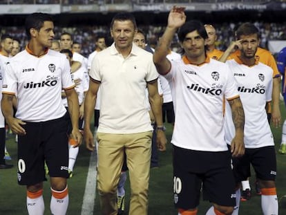 Djukic, acompañado por los jugadores del Valencia, anoche en la presentación. 