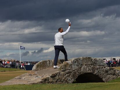 Tiger Woods, cruzando el mítico puente del hoyo 18.