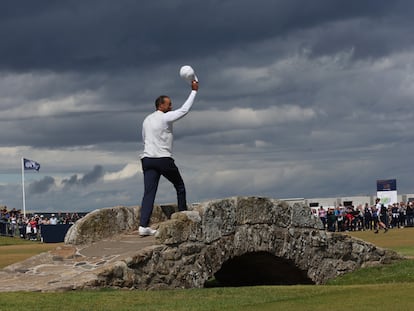 Tiger Woods, sobre el Swilken Bridge de St Andrews durante el último Open Británico.