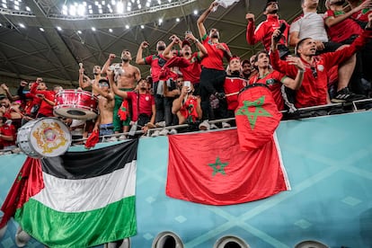 Aficionados marroquíes en el estadio Al Thumamma de Doha en Qatar. 