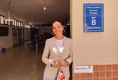 La maestra María José Navarro, directora del colegio La Paz de El Aaiún, el jueves en la biblioteca del centro.