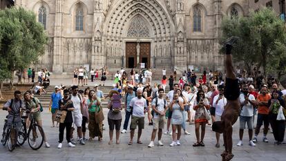 Turistas en la Plaza de la catedral esta tarde.