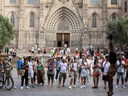 Turistas en la Plaza de la catedral esta tarde.