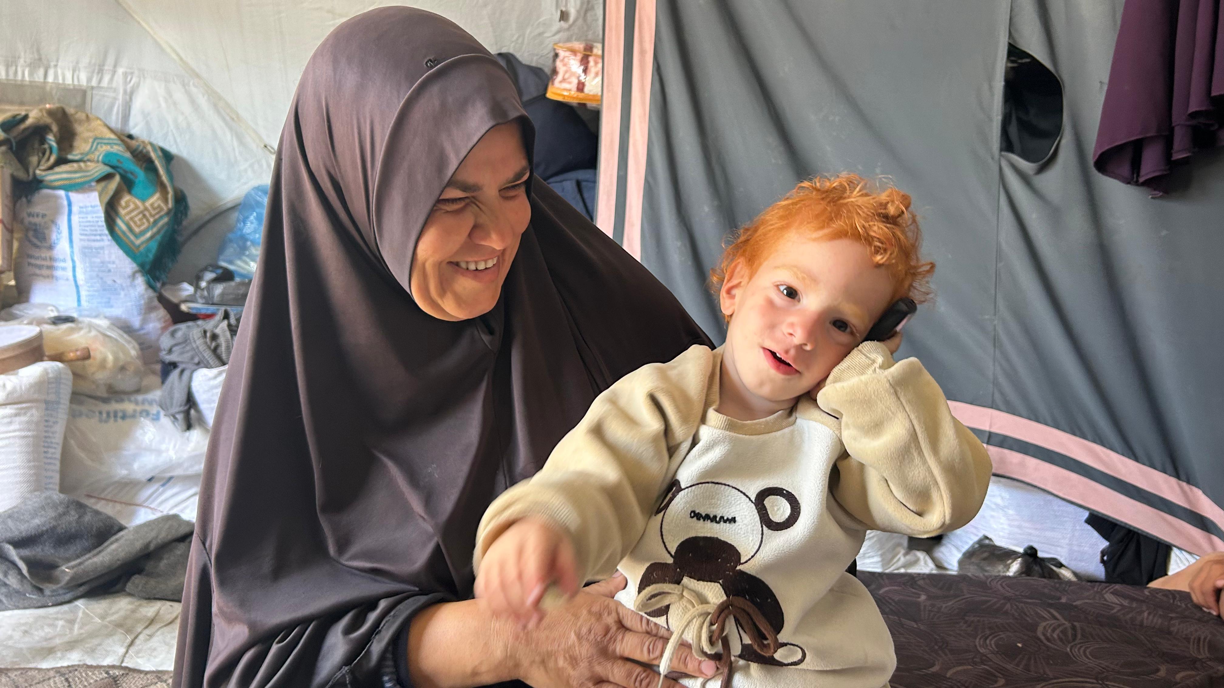 Ibrahim Badr en los brazos de su abuela, en Ciudad de Gaza, en abril de 2026.