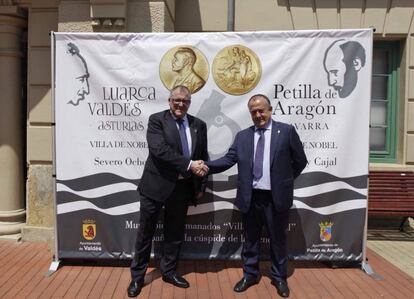 Simón Guardado, alcalde de Luarca, a la izquierda, junto al regidor de Petilla de Aragón, Florentino Aguas.