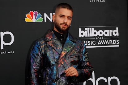 Maluma posa en la alfombra roja a su llegada a la ceremonia de entrega de los premios Billboard Music Awards.