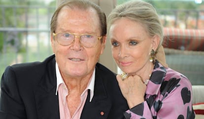 Roger Moore y su esposa Kristina Tholstrup.